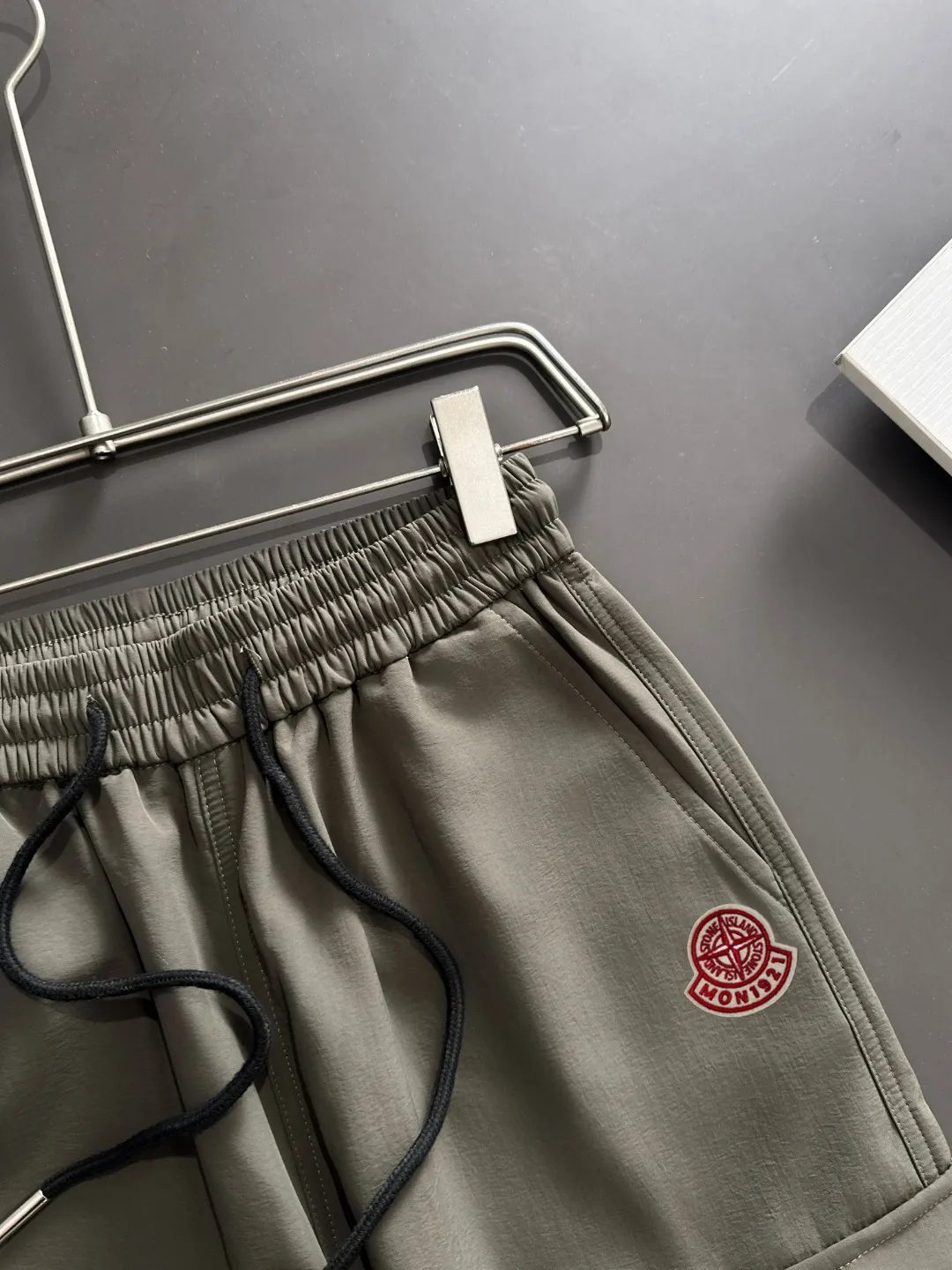 2-3 days to ship P360 Stone lsland/Stone Island Mouth Co-branded Exclusive launch of 25ss autumn and winter new high-quality trousers Compare real-life details at will The craftsmanship that ordinary small workshops cannot copy Top-level ZP development Unique imported fabric feel Purely imported German machine production Precision operation Ten thousand needle density A pair of trousers with rich details You can see the development strength A full set of new accessories can be customized simultaneously Simple yet elegant Soft, delicate and comfortable The upper body is versatile and fashionable A perfect choice for autumn and winter, a must-have item. Sizes: M to 3XL (please state your height and weight when placing an order)